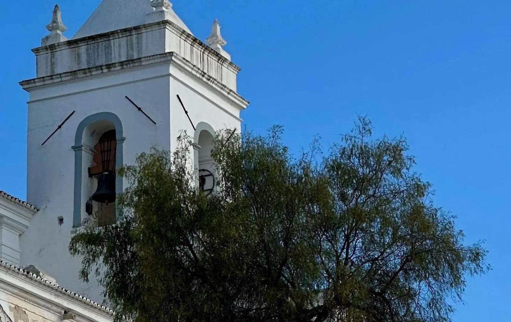 Stylish Townhouse With Gallery In The Heart Of Tavira For Two